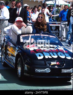 Paul Newman und Kathy Ireland nehmen am Kmart Kids Race Against Drugs Kick-Off Event Teil, das auf dem Kmart Parking Lot, Carson, CA, stattfindet. Stockfoto