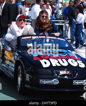 Paul Newman und Kathy Ireland nehmen am Kmart Kids Race Against Drugs Kick-Off Event Teil, das auf dem Kmart Parking Lot, Carson, CA, stattfindet. Stockfoto