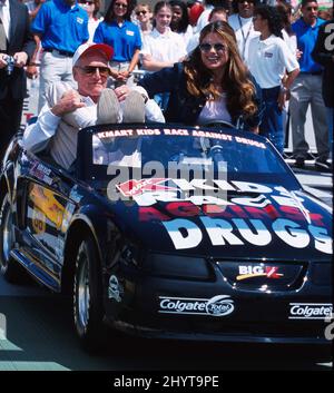 Paul Newman und Kathy Ireland nehmen am Kmart Kids Race Against Drugs Kick-Off Event Teil, das auf dem Kmart Parking Lot, Carson, CA, stattfindet. Stockfoto