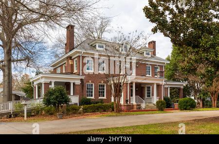 BELMONT, NC, USA-8 MARCH 2022: Elegantes historisches Haus am North Main in der Innenstadt. Stockfoto