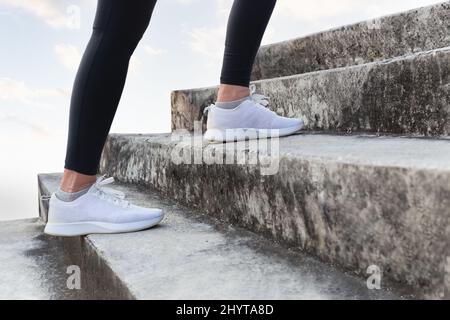 Frau Bewegung zu Fuß die Treppe hinauf zu verbrennen Fett, gesunde Lebensweise Konzept. Stockfoto