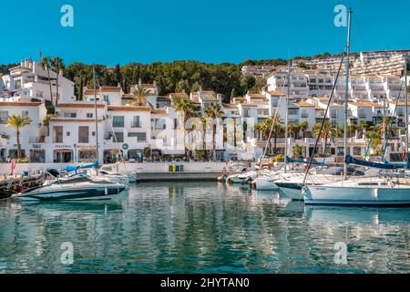 Blick auf den wunderschönen Hafen 'La Herradura'. Wunderschöne Bucht in der Provinz Granada. Luxusyachten angedockt. Sonniger Wintertag. Luxusimmobilien. Stockfoto