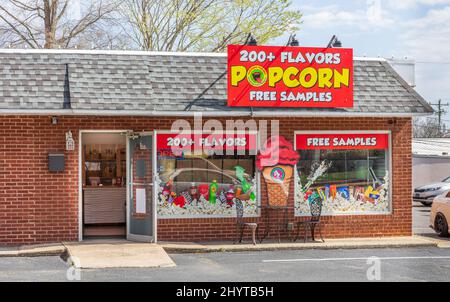 BELMONT, NC, USA-8 MARCH 2022: Farbenfrohes Popcorn- und Süßwarengeschäft am North Main. Stockfoto