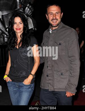 Courteney Cox Arquette und David Arquette kommen zur Fallout 3 Videogame Launch Party in den LA Center Studios, Los Angeles. Stockfoto