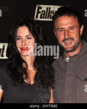 Courteney Cox Arquette und David Arquette kommen zur Fallout 3 Videogame Launch Party in den LA Center Studios, Los Angeles. Stockfoto