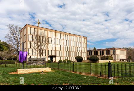 BELMONT, NC, USA-8 MARCH 2022: Lutheran Church of the Holy Comforter, Moderne Architektur. Stockfoto