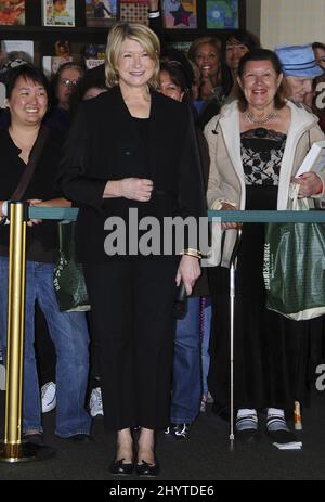 Martha Stewart bei einer Buchunterschrift für „Martha Stewarts Kochschule: Lektionen und Rezepte für den Hauskoch“ Buchunterschrift im Barnes & Noble Bookstore im Americana, Glendale. Stockfoto