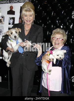 Ivana Trump und Dr. Ruth Westheimer nehmen am ersten jährlichen StarPet 2008 des Bideawee im Edison Ballroom, New York, Teil. Stockfoto