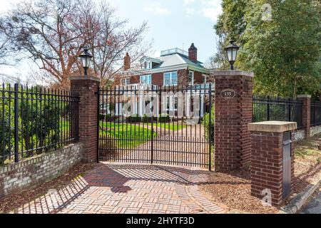 BELMONT, NC, USA-8 MARCH 2022: Elegantes gemauertes Haus in 135 N. Main St. Stockfoto