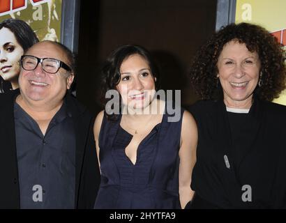 Danny DeVito, Tochter Lucy DeVito und Frau Rhea Perlman während der Premiere des neuen Films „Nobel Son“, der im Ägyptischen Theater in Los Angeles stattfand. Stockfoto