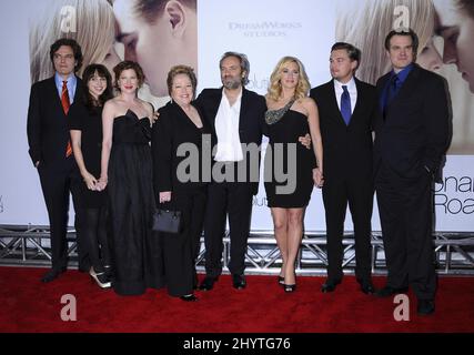 Michael Shannon, Zoe Kazan, Kathryn Hahn, Kathy Bates, Sam Mendes, Kate Winslet, Leonardo DiCaprio und David Harbour bei der Premiere von „Revolutionary Road“ im Mann Village Theatre in Westwood. Los Angeles. Stockfoto