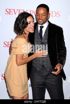 Will Smith und Rosario Dawson bei der Premiere von Seven Pounds in Los Angeles im Mann Village Theater, Westwood, Los Angeles, CA. Stockfoto