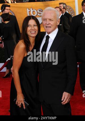 Stella Arroyave, Ehemann Sir Anthony Hopkins, der an den Annual Screen Actors Guild Awards 15. im Shrine Auditorium in Los Angeles teilnahm. Stockfoto