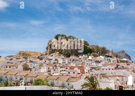 Blick auf die schöne Stadt Ardales , im Süden von Spanien, Andalusien. Reiseziel für El Caminito del Rey (der kleine Pfad des Königs) walkwa Stockfoto