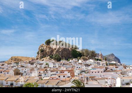 Blick auf die schöne Stadt Ardales , im Süden von Spanien, Andalusien. Reiseziel für El Caminito del Rey (der kleine Pfad des Königs) walkwa Stockfoto