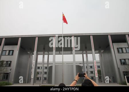 XIONG'AN, CHINA - 14. SEPTEMBER 2018 - Besucher fotografieren am Tor des CPC-Arbeitsausschusses und des Verwaltungsausschusses von Hebei Xiongan New are Stockfoto