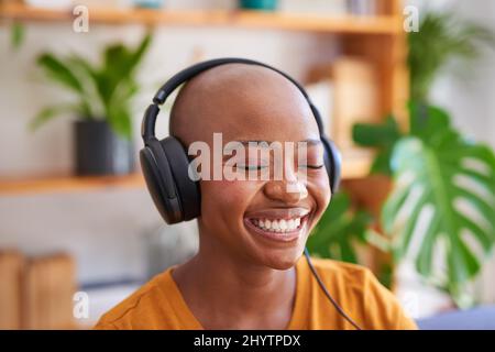 Eine Nahaufnahme einer jungen Frau, die mit Kopfhörern Musik hört Stockfoto