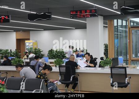 XIONG'AN, CHINA - 14. SEPTEMBER 2018 - im Xiongan New Area Government Affairs Service Center im Xiongan Civic Service Center kümmern sich Menschen um Angelegenheiten Stockfoto