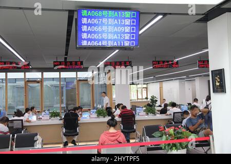 XIONG'AN, CHINA - 14. SEPTEMBER 2018 - im Xiongan New Area Government Affairs Service Center im Xiongan Civic Service Center kümmern sich Menschen um Angelegenheiten Stockfoto