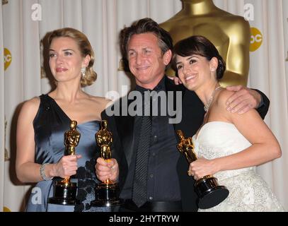 Kate Winslet, Sean Penn und Penelope Cruz (von links nach rechts) mit ihren Auszeichnungen für die beste Darstellerin, Beste Darstellerin und Beste Nebendarstellerin bei den 81. Academy Awards im Kodak Theater, Los Angeles. Stockfoto