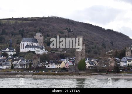 Uferpromenade von Oberwesel im Mittelrheintal während der Mqrch 2022 Stockfoto