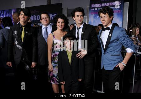 Jonas Brothers, Eltern Denise und Paul Kevin Jonas und Bruder Frankie Jonas bei der Weltpremiere „Jonas Brothers: 3D Concert Experience“ im El Capitan Theatre in Hollywood, CA. Stockfoto