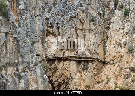 Panoramablick auf den Wanderweg El Caminito del Rey (der kleine Weg des Königs), der an den steilen Wänden einer engen Schlucht in El Chorro, in der Nähe von Ardales, befestigt ist Stockfoto