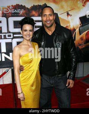 Carla Gugino und Dwayne Johnson bei der Weltpremiere „Race to Witch Mountain“ im El Capitan Theatre, Kalifornien. Stockfoto