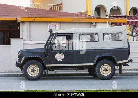 Side, Türkei - 18. Februar 2022: White Land Rover Defender parkte an einem warmen Sommertag auf der Straße Stockfoto