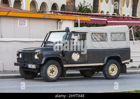 Side, Türkei - 18. Februar 2022: White Land Rover Defender parkte an einem warmen Sommertag auf der Straße Stockfoto