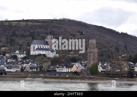 Uferpromenade von Oberwesel im Mittelrheintal während der Mqrch 2022 Stockfoto