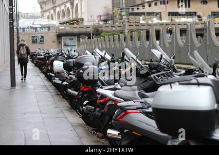 Schöne kurze Reihe von Motorroller, die auf einem Bürgersteig in Paris, Frankreich, geparkt sind Stockfoto