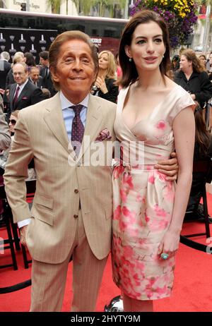 Valentino Garavani und Anne Hathaway bei der Rodeo Drive Walk of Style Induction Ceremony, Los Angeles, USA Stockfoto