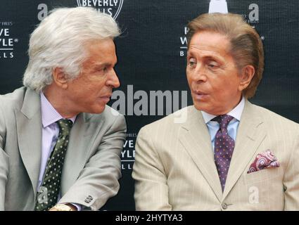 Giancarlo Giammetti und Valentino Garavani bei der Rodeo Drive Walk of Style Induction Ceremony, Los Angeles, USA Stockfoto