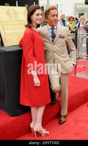 Anne Hathaway und Valentino Garavani bei der Rodeo Drive Walk of Style Induction Ceremony, Los Angeles, USA Stockfoto