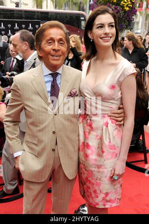 Valentino Garavani und Anne Hathaway bei der Rodeo Drive Walk of Style Induction Ceremony, Los Angeles, USA Stockfoto