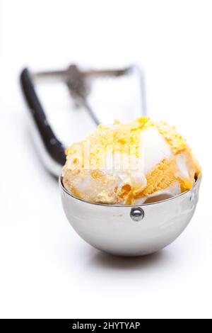 Eine Kugel Fruchteis isoliert auf weißem Hintergrund Stockfoto
