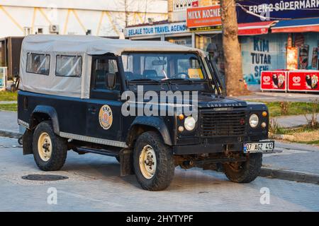 Side, Türkei - 18. Februar 2022: White Land Rover Defender parkte an einem warmen Sommertag auf der Straße Stockfoto