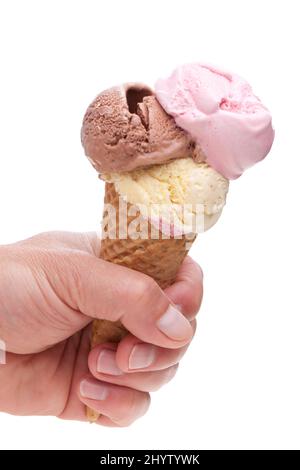 Ein Eiskegel mit drei verschiedenen Kugeln Eis Stockfoto