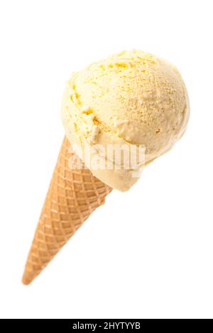 Ein Eiskegel mit Vanilleeis isoliert auf weißem Hintergrund Stockfoto