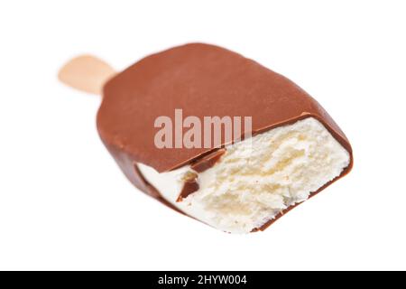 Vanilleeis lolly isoliert auf weißem Hintergrund gebissen Stockfoto