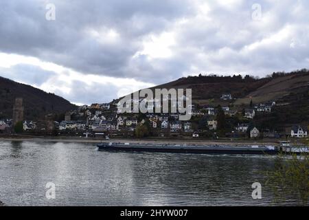 Uferpromenade von Oberwesel im Mittelrheintal während der Mqrch 2022 Stockfoto