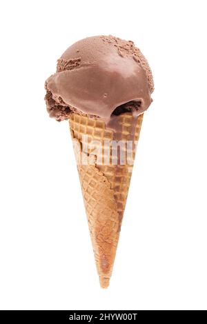 Schokoladen-Eiscreme-Kegel isoliert auf weißem Hintergrund Stockfoto