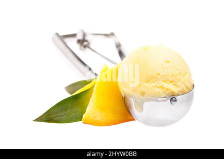 Eislöffel mit Mango-Eis isoliert auf weißem Hintergrund Stockfoto