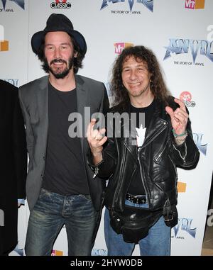 Keanu Reeves und Steve 'Lips' Kudlow bei der Filmpremiere von 'Anvil! The Story of Anvil' im Egyptian Theatre, Hollywood, Kalifornien Stockfoto