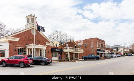 MCADENVILLE, NC, USA - 8. März 2022: Weitwinkel der Main Street. Eine Person. Stockfoto