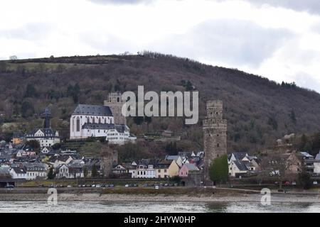 Uferpromenade von Oberwesel im Mittelrheintal während der Mqrch 2022 Stockfoto