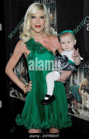 Tori Spelling und Tochter Stella Doreen bei der Veröffentlichung von Tori Spellings neuem Buch Mummywood im BondSt Beverly Hills, USA Stockfoto