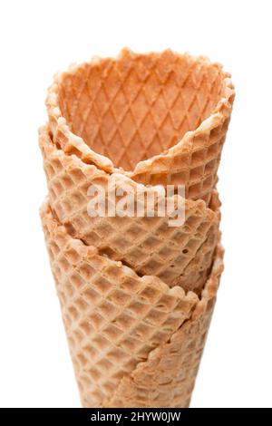 Mehrere leere Eiszapfen isoliert auf weißem Hintergrund Stockfoto