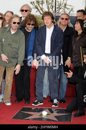 Tom Petty, Jeff Lynne, Paul McCartney und Dhani Harrison bei einer Zeremonie zu Ehren George Harrisons mit einem Stern auf dem Hollywood Walk of Fame Stockfoto